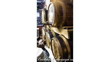 Стенд из бочек