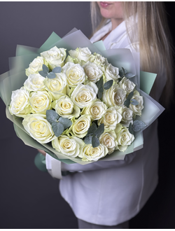 Букет из 25 белых роз с эвкалиптом