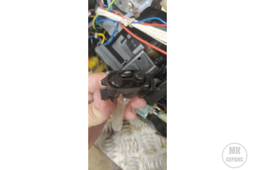 выдавило уплотнение дренажного клапана, поэтому текла вода по корпусу. Клапан под замену (не разборный).