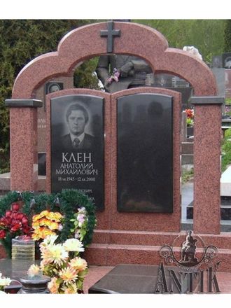 На фото двойной памятник на могилу из красного гранита в СПб