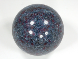 Шар Корунд красный (рубин) в кианите, светится в УФ, Индия (57 мм, 392 г) №29723