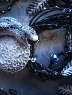 "По лунной дорожке ныряет тюлень", нарядное колье с шёлковыми лепестками