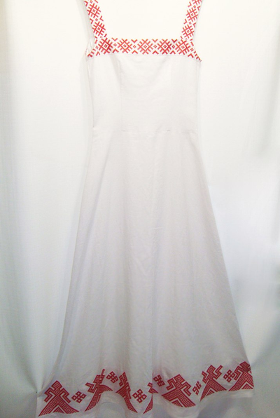 Льняной сарафан с традиционной русской вышивкой.