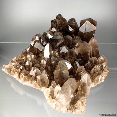 Рутил в кристаллах дымчатого кварца. Бразилия.  260*220*103мм (ААА)