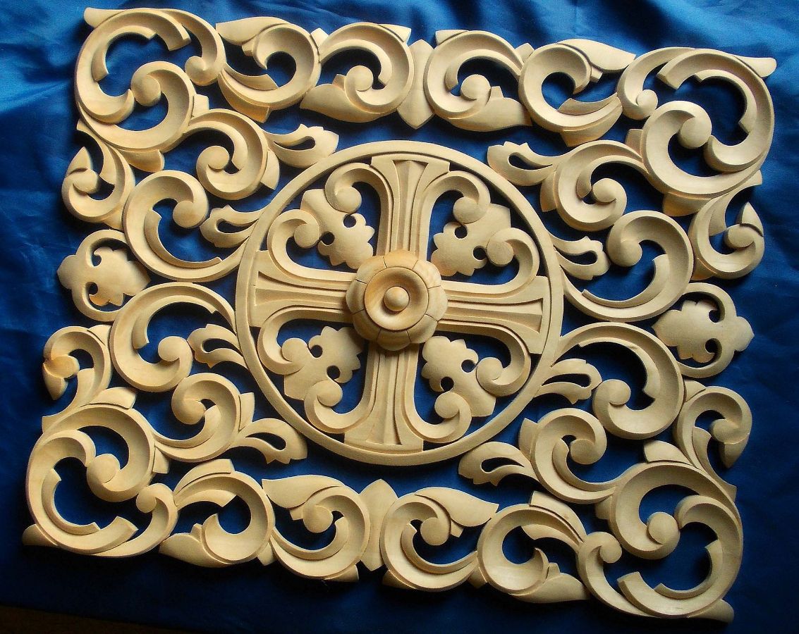 Декоративное панно из дерева с резьбой ручной работы