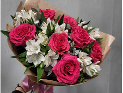 Букет  малиновых роз и белой альстромерии "Вечная любовь"