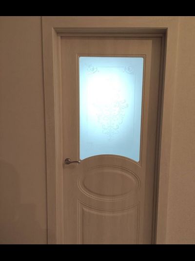 МОДЕЛЬ КАТЕРИНА-1. ДУБ БЕЖЕВЫЙ КРЕМ/ СТЕКЛО ХУДОЖЕСТВЕННОЕ