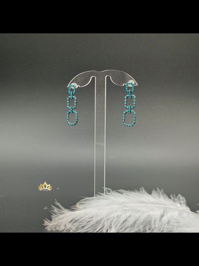 Серьги Триумф с сатиновыми кристаллами на черном фоне 4см