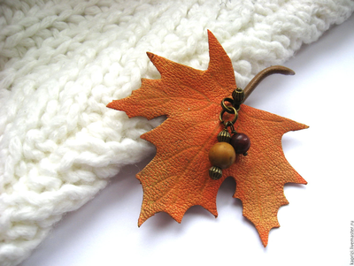 Кленовый листок, небольшая брошь из кожи с яшмой (мукаит)