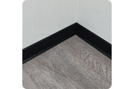 Элегантный минимализм: установка черного плинтуса Dollken S60 - превосходное решение для минималистичных интерьеров, где важна каждая деталь.