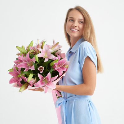 5 розовых лилий