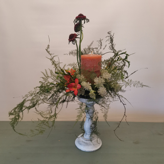 Интерьерная композиция с цветами, свеча и подсвечник в наборе