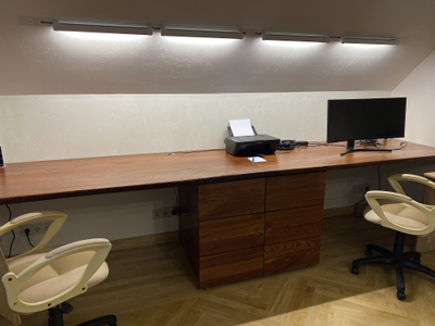 большой рабочий стол с тумбой из массива карагача