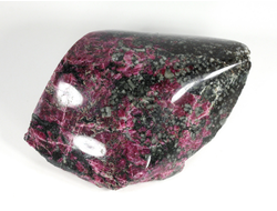 Эвдиалит малиновый, Эгирин, Микроклин, полировка, Россия, Кольский п-ов, Хибины (80*66*42 мм, 286 г) №36119