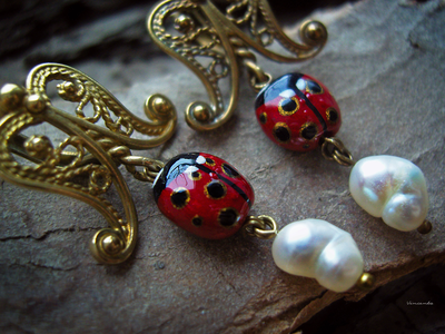 Весенние серьги с божьими коровками, жемчугом и филигранью "Ледибаг"