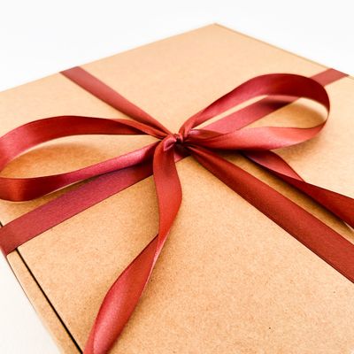 Подарочная коробка GILEV 32x32x12см с наполнителем и коричневой лентой