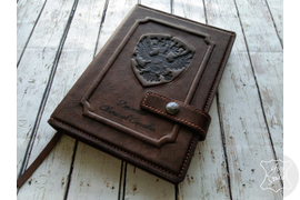 кожаный ежедневник с тиснением герба РФ и именной гравировкой