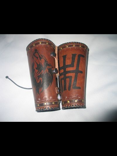 Наручи с ножом "Волк в лесу".