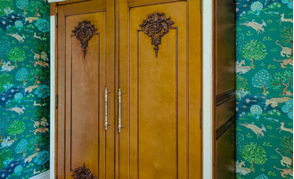 Шкаф для одежды с резным декором на фасадах и нижним ящиком.