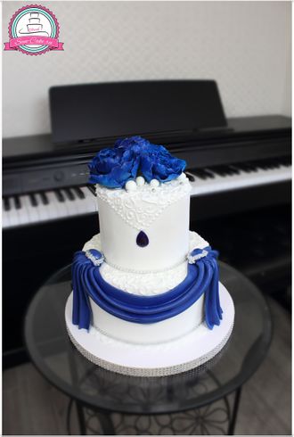 Торт свадебный с синими цветами