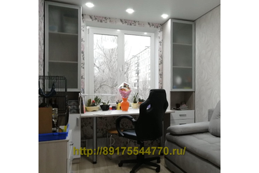 003 Столешница стола - ЛДСП Egger, Сосна Аланд белая H3430, ST22.
Верхние фасады сделаны из алюминиевого профиля без ручек с механическим механизмом открывания TIP-ON от Blum. Вставка фасадов - стекло матовое сатин.
Нижние фасады МДФ белый глянец.