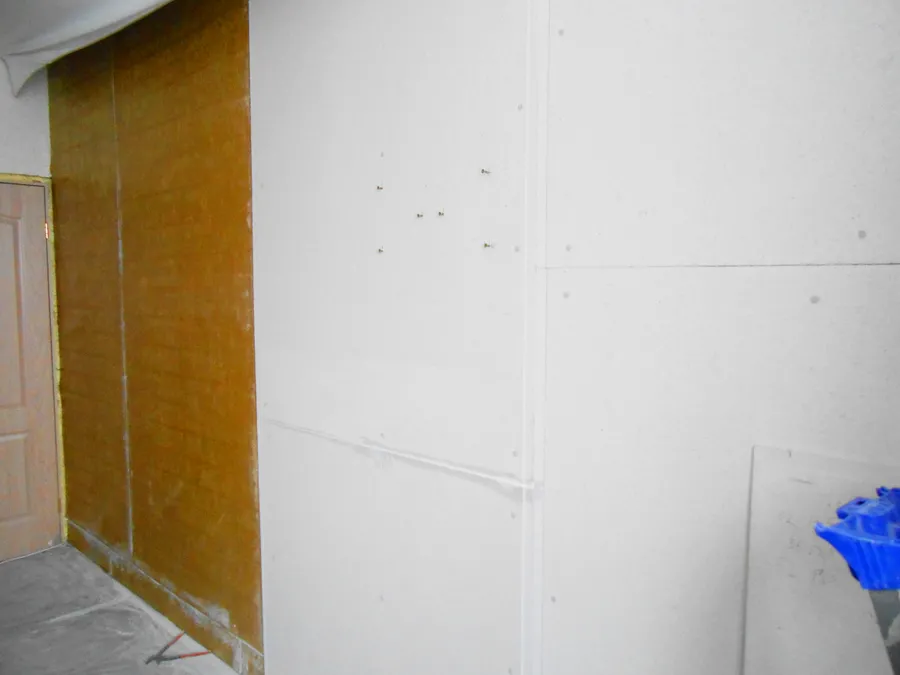 Финишный слой системы - монтаж ГВЛ КНАУФ 12 мм с помощью пластиковых звукоизоляционных дюбелей 6*70 мм