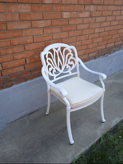 Белое кресло Louis из литого алюминия