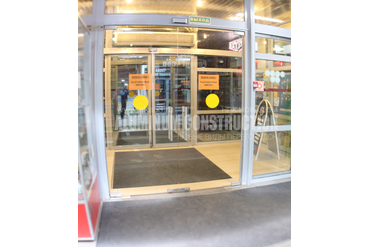 Двери входные цельностеклянные маятниковые
пр. А. Корсунова, 18, ТЦ "Славянская Ярмарка"