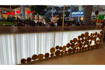 Декор на фудкорте спилами разных пород дерева, МЕГА Теплый Стан, г.Москва.