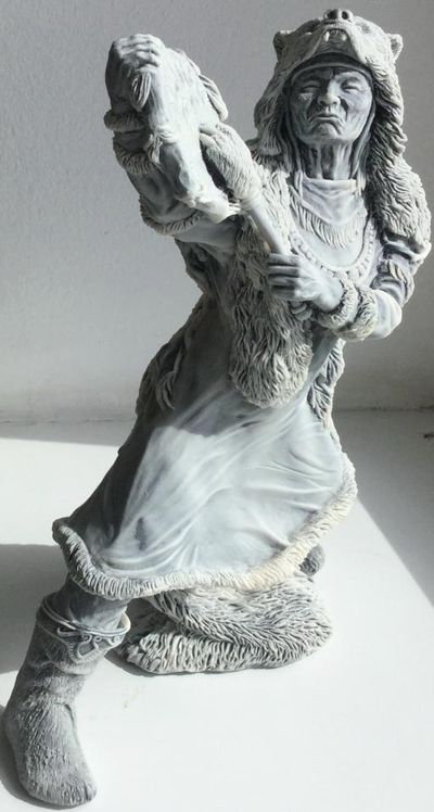 Шаман в шкуре медведя с бубном большой.ОПТ