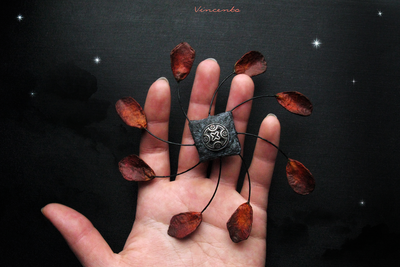 Крупная брошь в готическом стиле "Вихрь Прошлого" (по мотивам "Ravenswood")