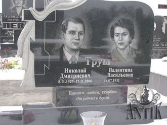 На фото двойной памятник на могилу с крестом и плащаницей в СПб