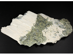 Брусит (немалит), волокнистый брусит на змеевике, коллекционный образец, Россия, КЧР, Урупский район, м-ние. Белые осыпища (118*60*15 мм, 67 г) №29674