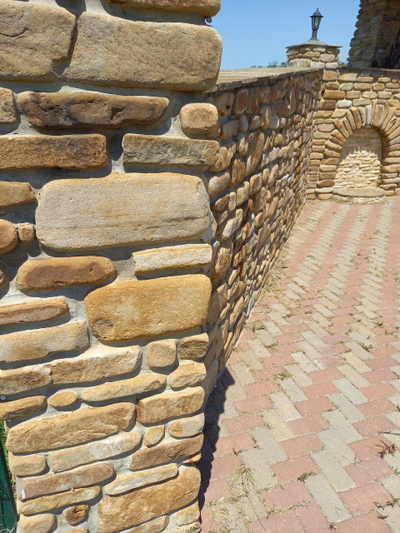 Камень толстяк галтованный, бело-жёлтый с разводом