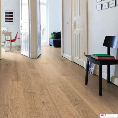 Декор паркетной доски Haro Дуб Пуро Белый Маркант браш 1-пол, масло 538959 в интерьере коридора