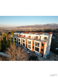 Грузия, пригород Батуми. Видовые таунхаусы, расположенные на холме. Обзор стройки. Green Side