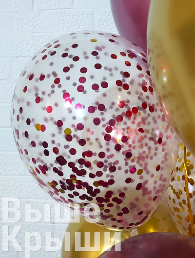 Прозрачный шарик с красным круглым конфетти в композиции для любимой