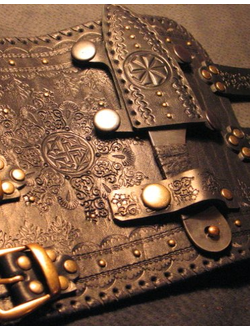 Наручи с клепками и рисунками цветов.