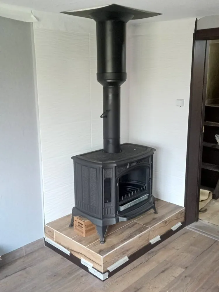 Печь-камин чугунная Kratki Koza/k9 (Польша). Дымоход "MAGMA" (Санкт Петербург) черный муар. Подиум от заказчика.