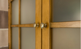 Полка для книг со стеклянными дверьми.