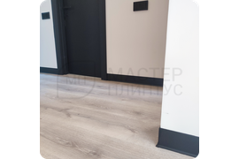 Стильный акцент в дизайне помещения: черный алюминиевый плинтус ПЛ 100 с роскошным муаровым блеском.