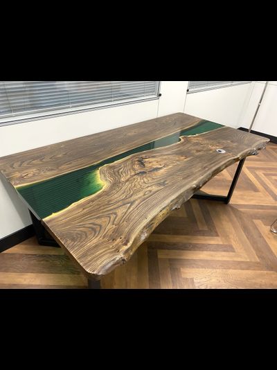 стол с рекой из эпоксидной смолы зелёного цвета