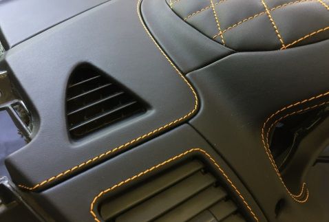 Перетяжка торпеды автомобиля BMW кожей