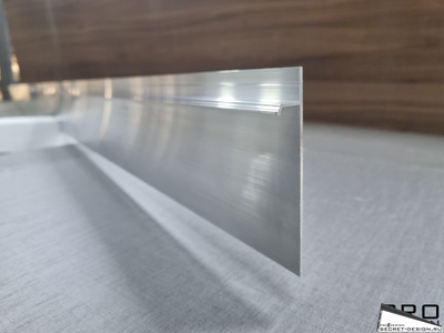 Алюминиевый плинтус скрытого монтажа PRO DESIGN (не анодированный) на сикрет десигн