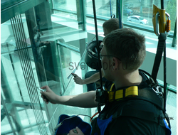 Мойка окон альпинистами