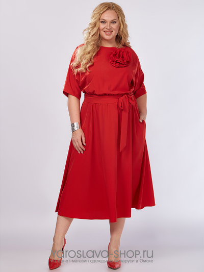 Элегантное женское платье в красном цвете