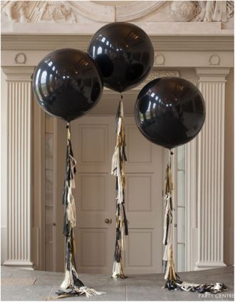 Трио гигантов из черных шаров
