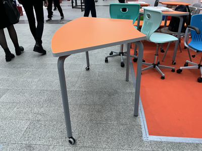 Стол фигурный лекционный (Дуга)