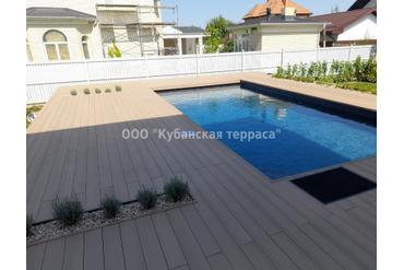 Терраса вокруг бассейна с кашпо