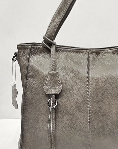 (АРТИКУЛ: 10023/0/82) СУМКА ЖЕНСКАЯ СРЕДНЕГО РАЗМЕРА, НАТУРАЛЬНАЯ КОЖА, СЕРАЯ С БЕЖЕВЫМ ОТТЕНКОМ, С ПЛЕЧЕВЫМ РЕМНЕМ